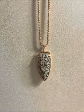 Kendra Scott EUC Kimmy Gold Arrowhead Pendant Necklace with Speckled White Stone